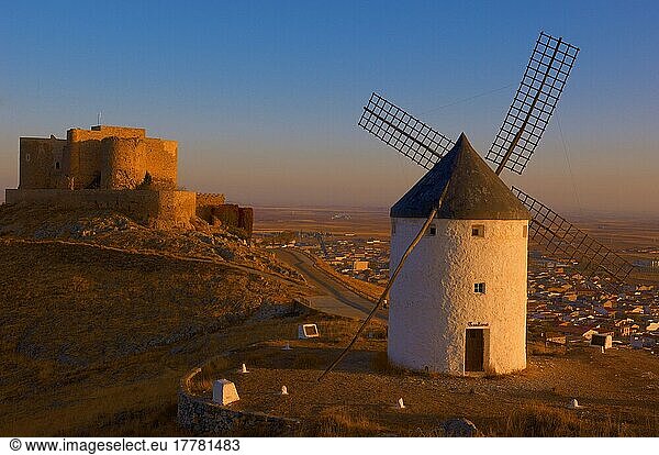 Consuegra  Schloss  Windmühlen  Provinz Toledo  Route des Don Quijote  Castilla-La Mancha  Spanien  Europa