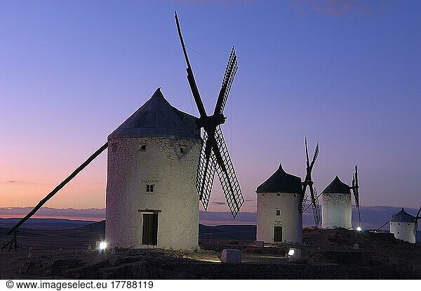Consuegra  Windmühlen  Provinz Toledo  Route des Don Quijote  Castilla-La Mancha  Spanien  Europa
