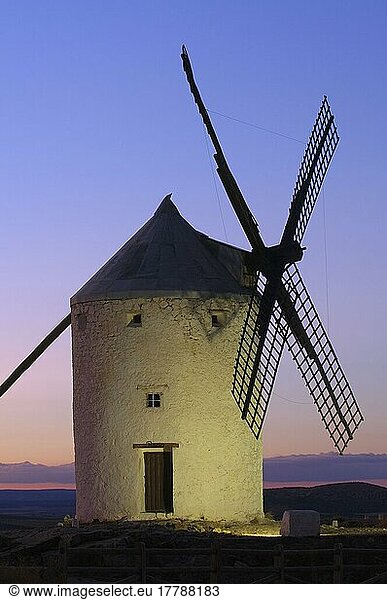 Consuegra  Windmühlen  Provinz Toledo  Route des Don Quijote  Castilla-La Mancha  Spanien  Europa