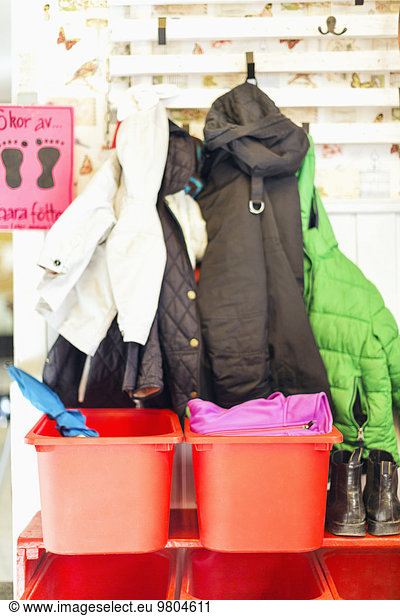 Container und Jacken außerhalb des Kindergartens