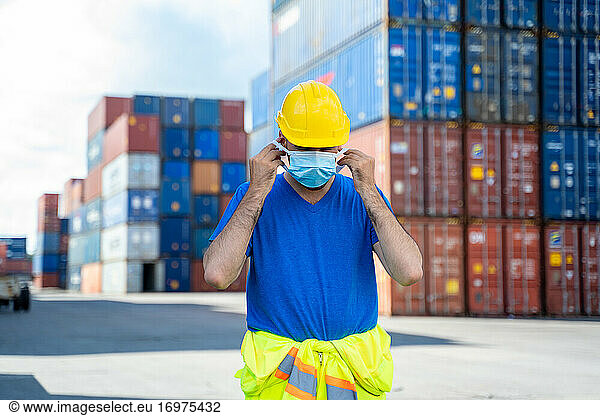 Containerarbeiter trägt Schutzmaske zum Schutz gegen Covi