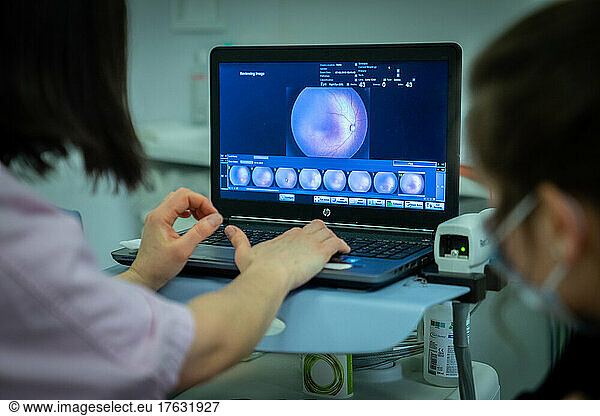 Control fundus performed on a premature baby. Chambery  France.