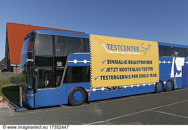 Corona Testcenter Sylt  Bus mit Transparent  Nordfriesische Inseln  Schleswig-Holstein  Deutschland  Europa