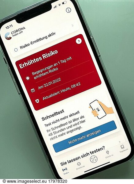 Corona Warnung Warnstufe Rot auf Display von Mobiltelefon  Kontakt Nähe mit infizierte Person  Deutschland  Europa