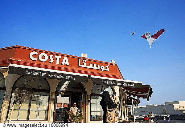 Costa Coffee Restaurant und moderne Skyline des zentralen Finanzbezirks West Bay  Corniche-Promenade im Sheraton Park Doha  Katar  Naher Osten.