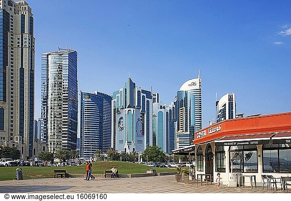 Costa-Coffee-Restaurant und moderne Skyline des zentralen Finanzbezirks West Bay  Corniche-Promenade im Sheraton Park Doha  Katar  Naher Osten.