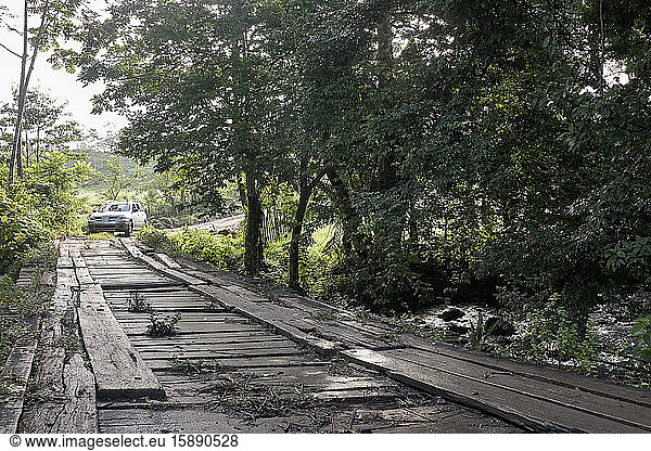 Costa Rica  Auto fährt auf einfache Holzbrücke zu