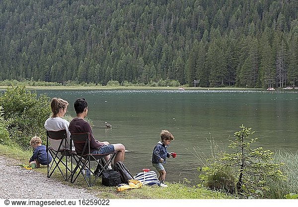 Couple et enfants au bord du Lac de Dobbiaco  Region du Trentin-Haut-Adige  Tyrol du Sud  Italie  Europe du Sud/Paar und Kinder am Toblacher See  Trentino-Alto Adige  Sudtirol  Südtirol  Italien  Süd-Mitteleuropa.