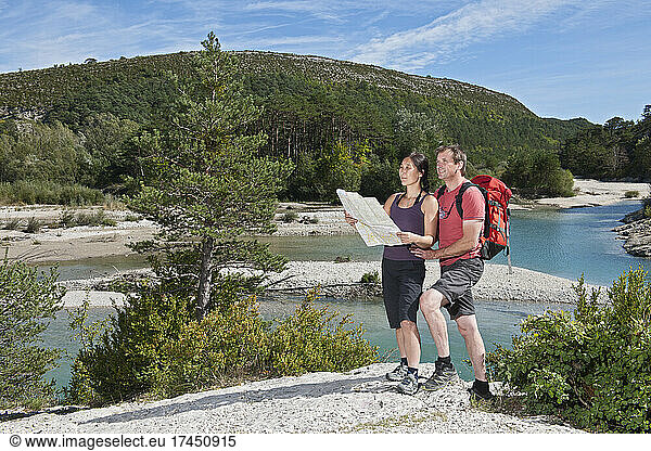 couple looking at map on hiking trip through the Verdon canyon