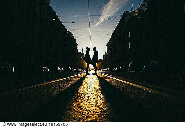 couple silhouette golden city sundown
