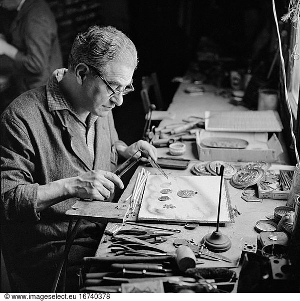 Craft / Juweller. Goldsmith working at the “Cartier studio. Photo  Paris  1960.