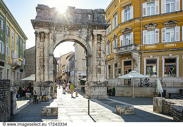 Croatia  Istria County  Pula  Sun shining over Arch of Sergii
