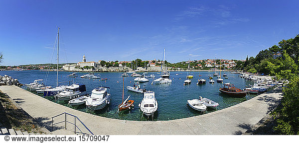 Croatia  Kvarner Gulf  Krk  Old town and Frankopan Castle  harbour and boats