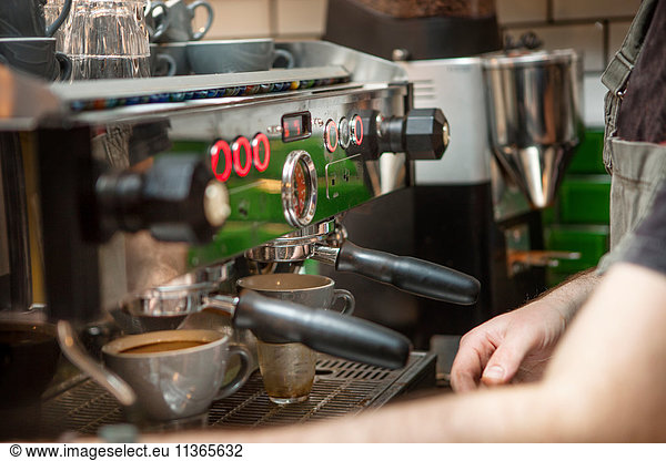 Cropped shot of barista preparing coffee in cafe