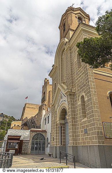 Cullera Valencia Spanien am 18. Juni 2020: Die Kirche des Schlosses.