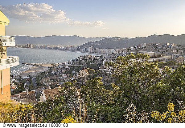 Cullera Valencia Spanien am 3. Juni 2020: Die Landschaft des Strandes.
