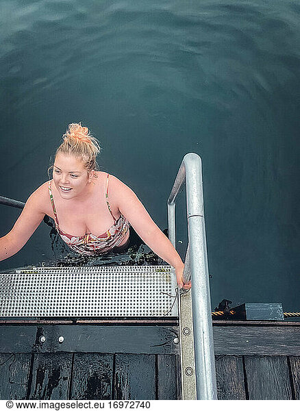 Curvy 33yr Old Woman Climbing in kaltem Wasser in Kopenhagen Dänemark