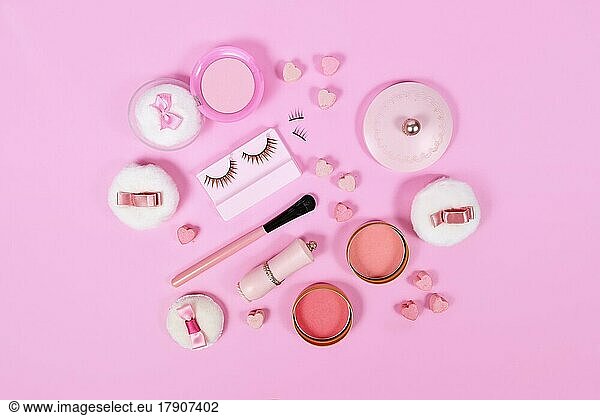 Cute rosa Make-up Beauty-Produkte wie Pinsel  Puder oder Lippenstift auf rosa Hintergrund
