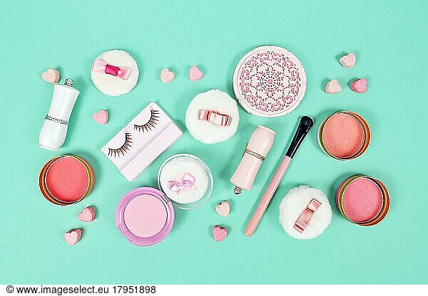Cute rosa Make-up Beauty-Produkte wie Pinsel  Puder oder Lippenstift auf teal blauen Hintergrund