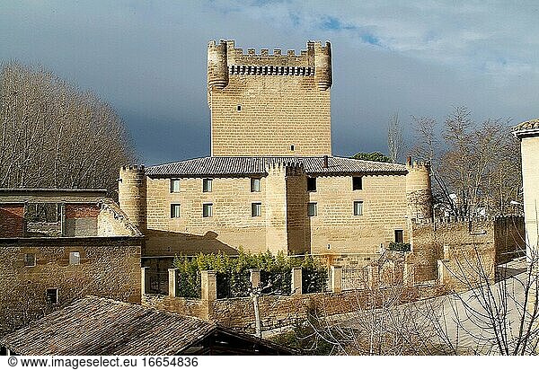 Cuzcurrita de Rio Tiron mit der Burg von Velasco (15. Jahrhundert). La Rioja  Spanien.