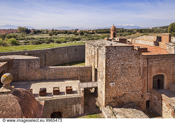Dächer beim Fort von Salses  auch Festung von Salses  hinten die Pyrenäen  Salses-le-Chateau  Languedoc-Roussillon  Département Pyrénées-Orientales  Frankreich  Europa
