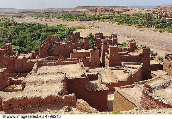 Dächer und Kasbahs, Wohnburgen der Berber, und Flussbett, Ksar Ait Benhaddou, befestigtes Lehmdorf, Südmarokko, Marokko, Afrika