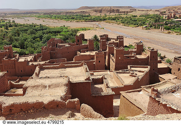 Dächer und Kasbahs  Wohnburgen der Berber  und Flussbett  Ksar Ait Benhaddou  befestigtes Lehmdorf  Südmarokko  Marokko  Afrika
