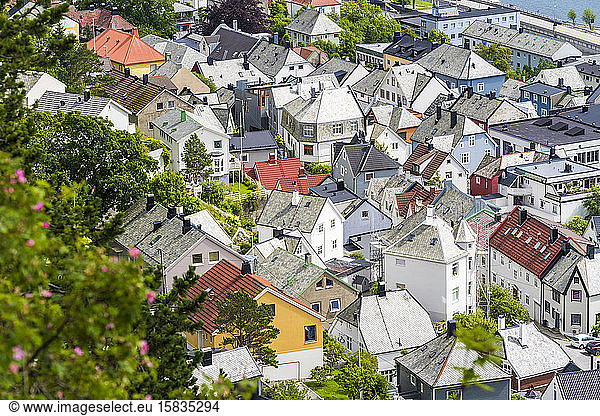 Dächer von Jugendstilgebäuden von oben  Alesund  Norwegen