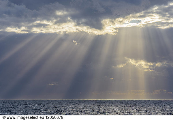 Dämmrige Sonnenstrahlen  die durch die Wolken über der Nordsee scheinen  Vereinigtes Königreich
