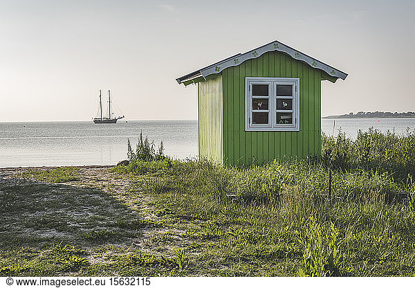 Dänemark  Aeroe  Aeroskobing  Bäder am bewachsenen Strand an einem friedlichen Tag gesehen
