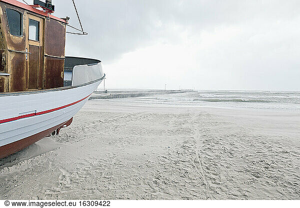 Dänemark  Henne Strand  Boot am Strand bei Sandverwehung