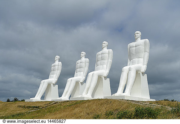 Dänemark  Jütland  Esbjerg  Skulptur 'Männer am Meer' an der Küste