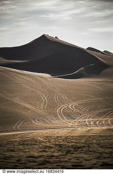 Dünenbuggyfahren auf Sanddünen in der Wüste von Huacachina  Region Ica  Peru