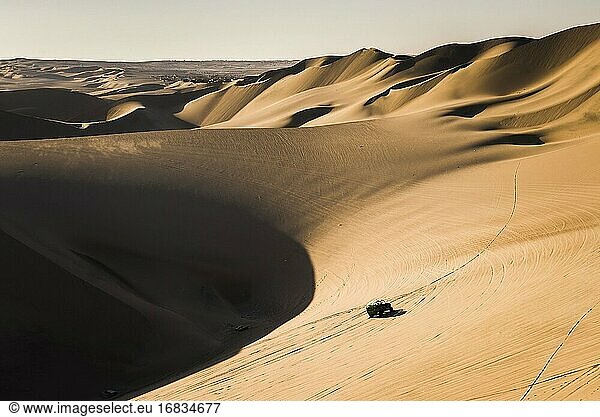 Dünenbuggyfahren in Sanddünen bei Sonnenuntergang in der Wüste von Huacachina  Region Ica  Peru