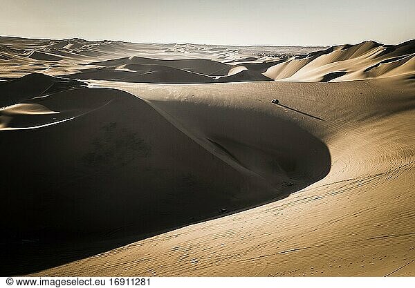 Dünenbuggyfahren in Sanddünen bei Sonnenuntergang in der Wüste von Huacachina  Region Ica  Peru