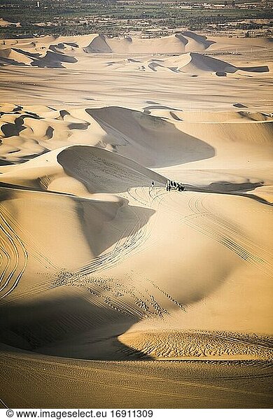 Dünenbuggyfahren in Sanddünen in der Wüste von Huacachina  Region Ica  Peru