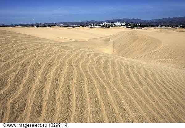 Dünenlandschaft  Dünen von Maspalomas  Strukturen im Sand  Naturschutzgebiet  hinten das RIU-Hotel  Gran Canaria  Kanarische Inseln  Spanien  Europa