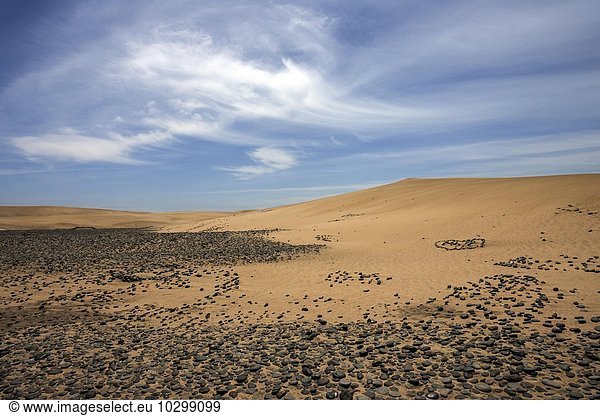 Dünenlandschaft  Dünen von Maspalomas  Wolkenformation  schwarze Steine im Sand  Naturschutzgebiet  Gran Canaria  Kanarische Inseln  Spanien  Europa