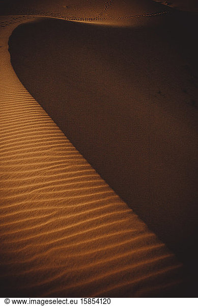 Dünenlinie bei Nacht in der Wüste Sahara