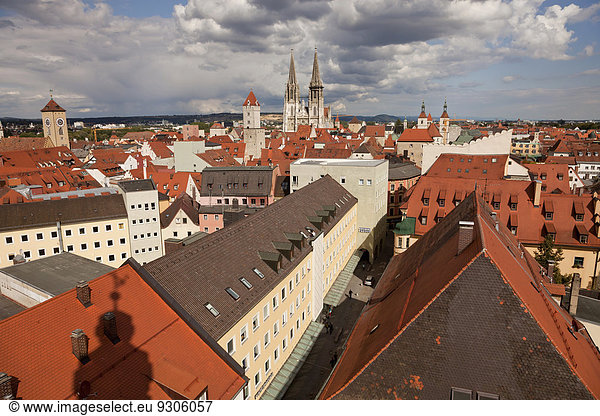 Dach Halle Stadt Geschichte Uhr Kathedrale Bayern Deutschland alt Regensburg