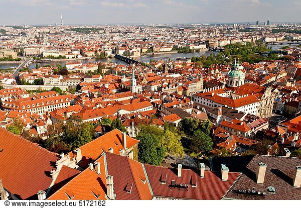 Dach  Prag  Hauptstadt  über  Stadt  Brücke  Fluss  Tschechische Republik  Tschechien  Ansicht  Moldau  UNESCO-Welterbe  Böhmen  Viertel Menge