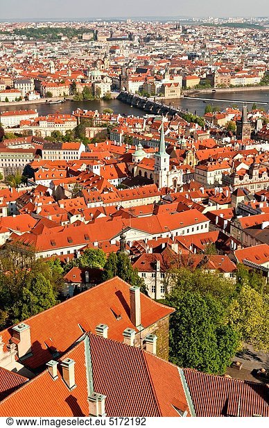 Dach  Prag  Hauptstadt  über  Stadt  Brücke  Fluss  Tschechische Republik  Tschechien  Ansicht  Moldau  UNESCO-Welterbe  Böhmen  Viertel Menge