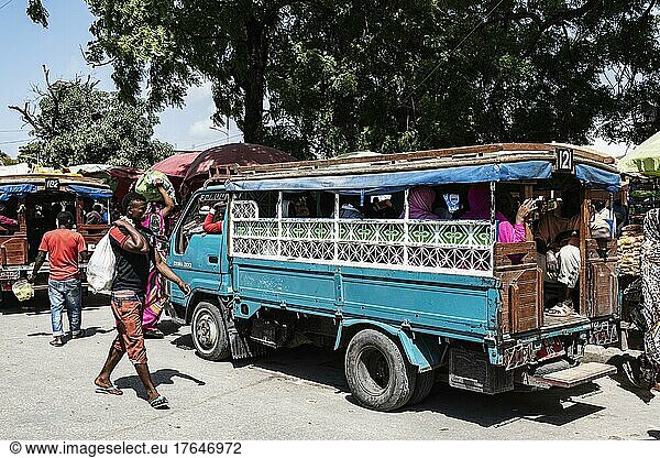Dala-Dala  lokaler Bus an einer Busstation in Stone Town  Menschen als Beiwerk  UNESCO Weltkulturerbe  Unguja  Sansibar  Tansania  Afrika