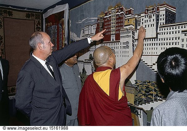 Dalai Lama 14th (Tenzin Gyatso)  * 6.7.1935  Tibetan lama and politician  half length  with Helmut Kutin  SOS Children`s Villages  New Delhi  India  March 1991
