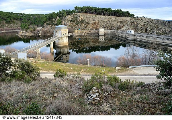 Dam and reservoir of El Villar  Robledillo de la Jara  Madrid  Spain