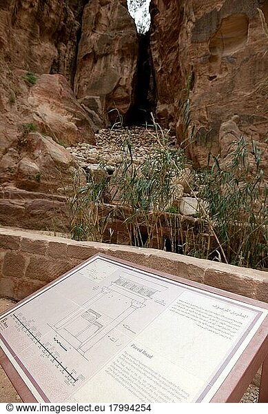 Damm gegen Hochwasser in Schlucht  Siq  Canyon  Informationstafel zu gepflasterter Straße  Archäologischer Park Petra  Jordanien  Kleinasien  Asien