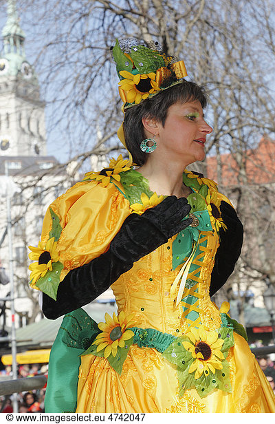 Dance of the market women  Shrove Tuesday  Viktualienmarkt square  Munich  Upper Bavaria  Germany  Europe