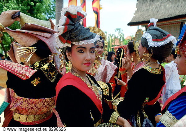 Dancers in national dress in Indonesia