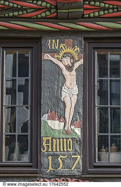 Darstellung des gekreuzigten Christus über dem Portal vom Adam- und Evahaus  Bürgerhaus von 1571  in der Altstadt  Höxter  Nordrhein-Westfalen  Deutschland  Europa