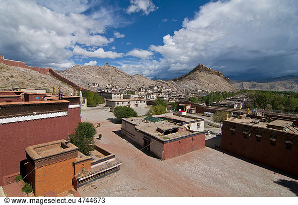 Das alte tibetanische Viertel vor dem Dzong  alte Burg  in Gyantse  Tibet  Asien